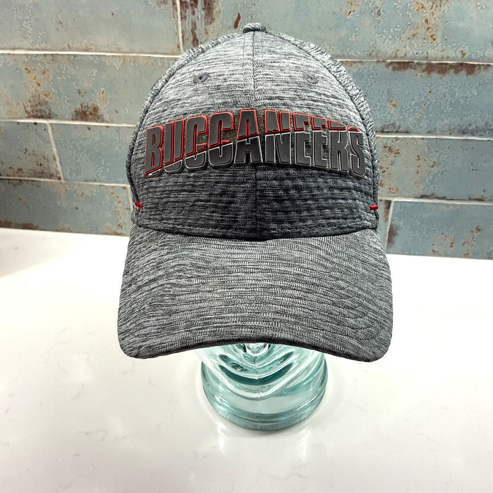 New Era 39Thirty Tampa Bay Buccaneers Embroidered Fitted Cap Small Medium
